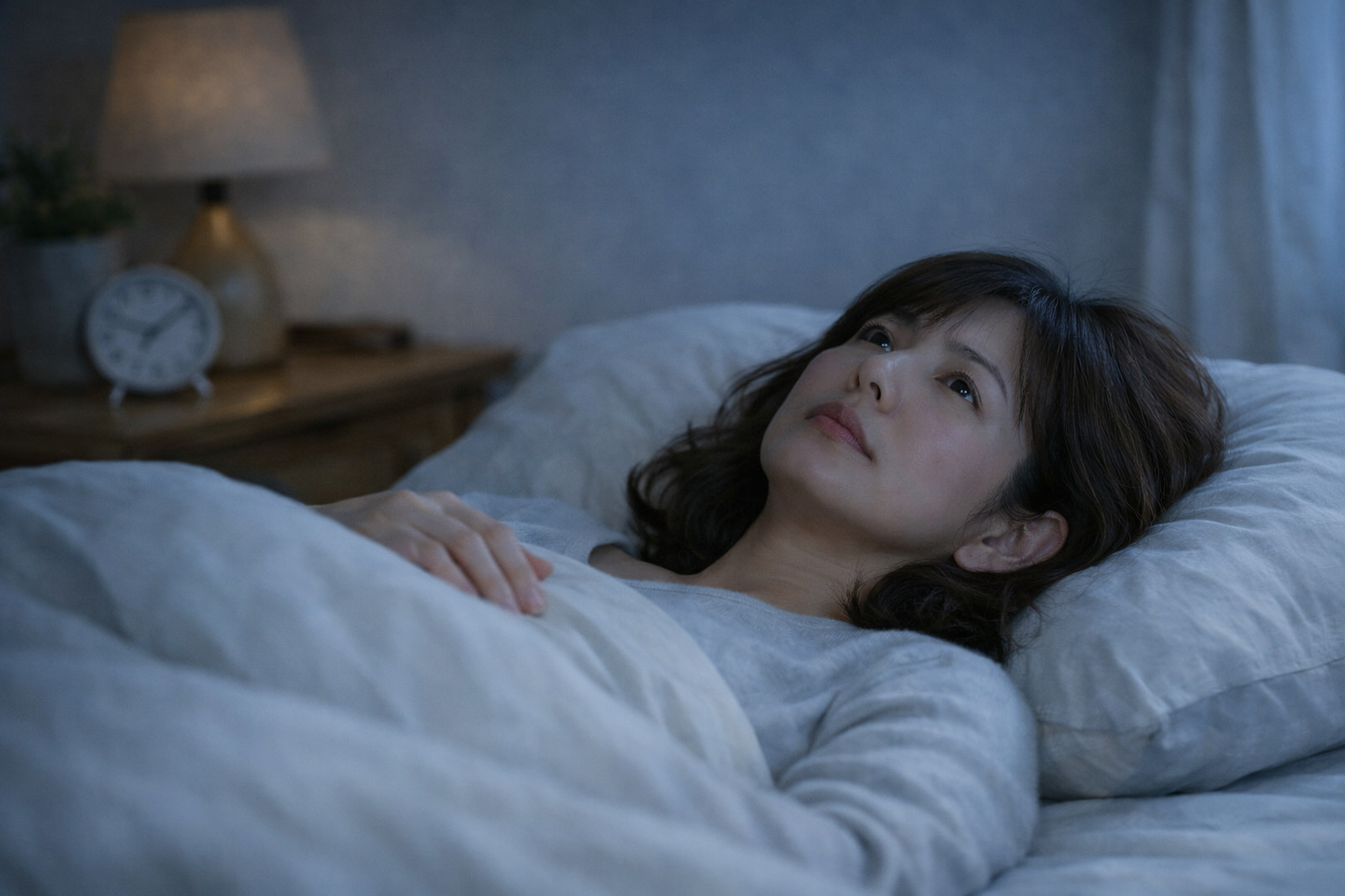不眠症とは何かを考える女性