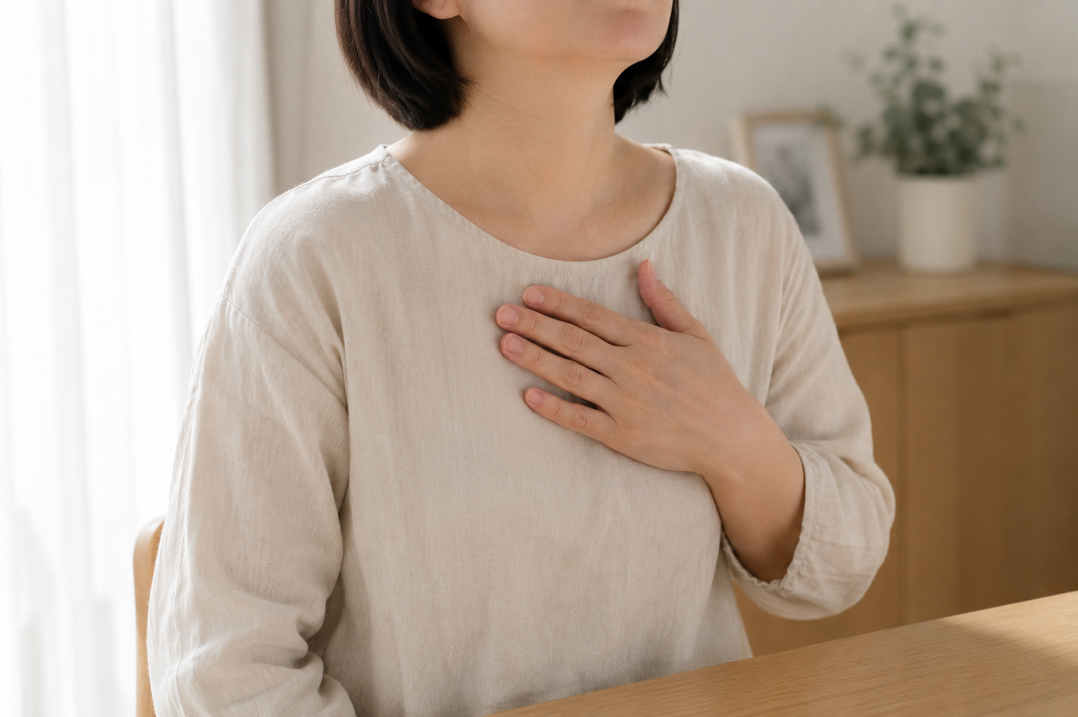 呼吸が浅く胸がつまる感じがする女性